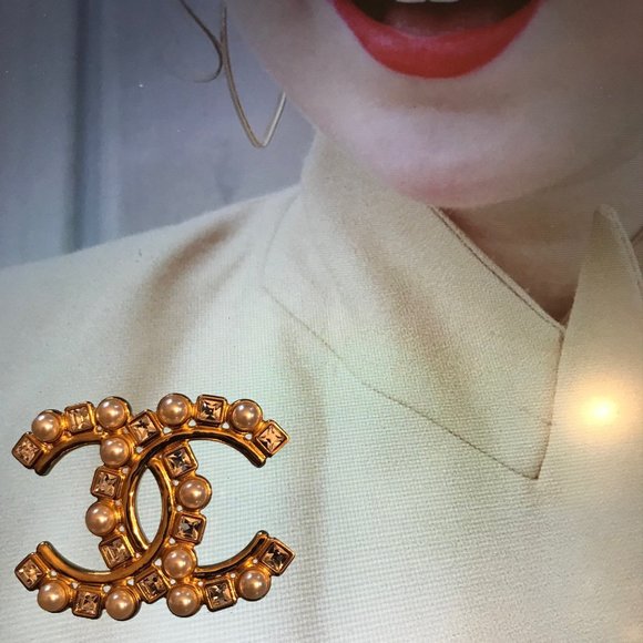 SOLD     CHANEL Metal Crystal Pearl CC Crystal Brooch Gold - Picture 2 of 8